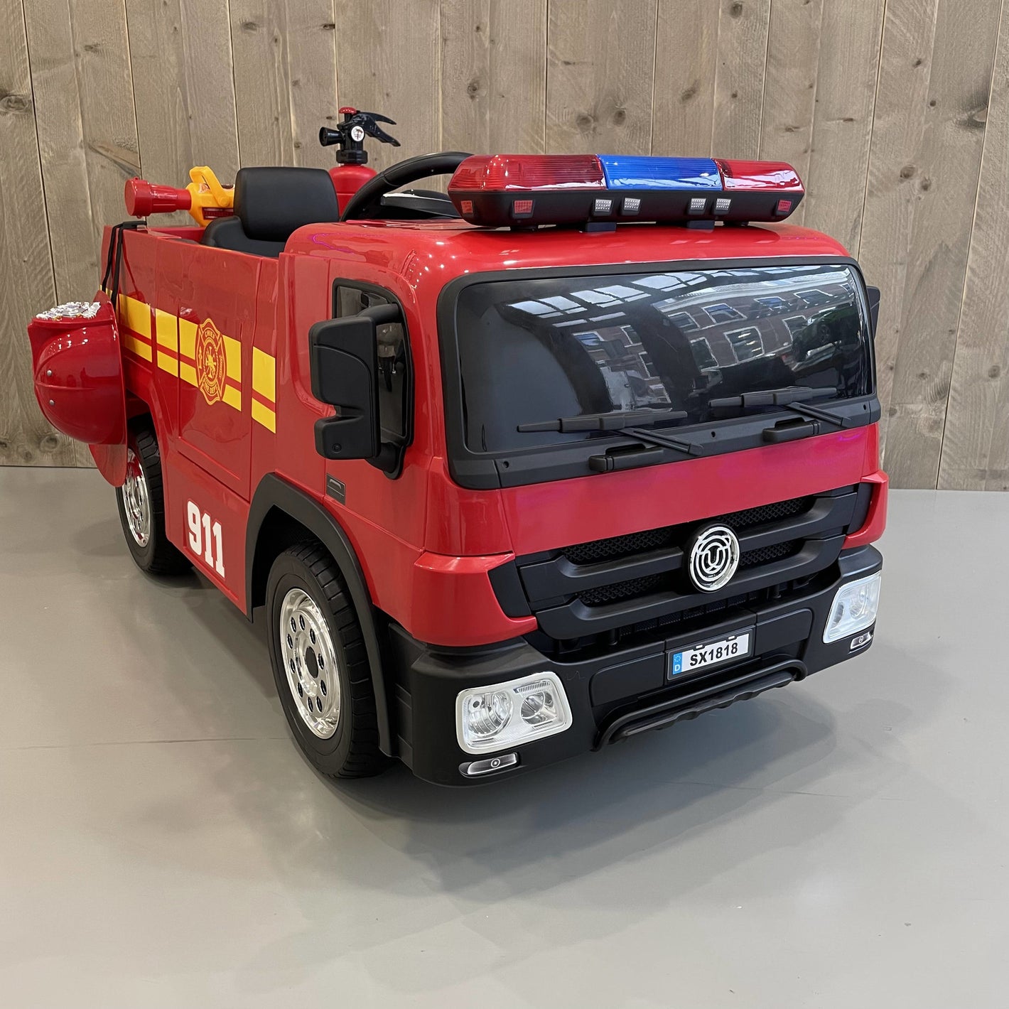 CarKiddo | Elektrische Brandweerauto - met brandblusser en helm
